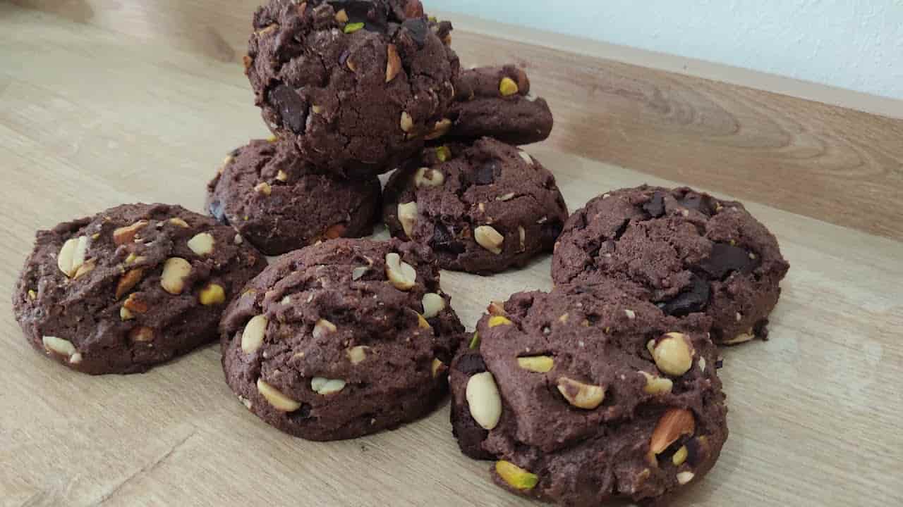 کوکی فندق و شکلات در ترکیبی خوش خوراک و تازه